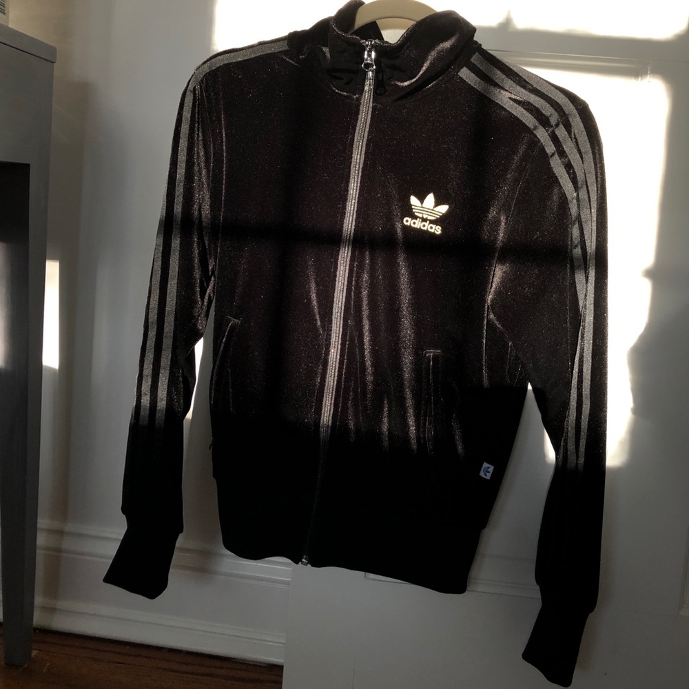 Black adidas sweater, causal and a relaxed shape